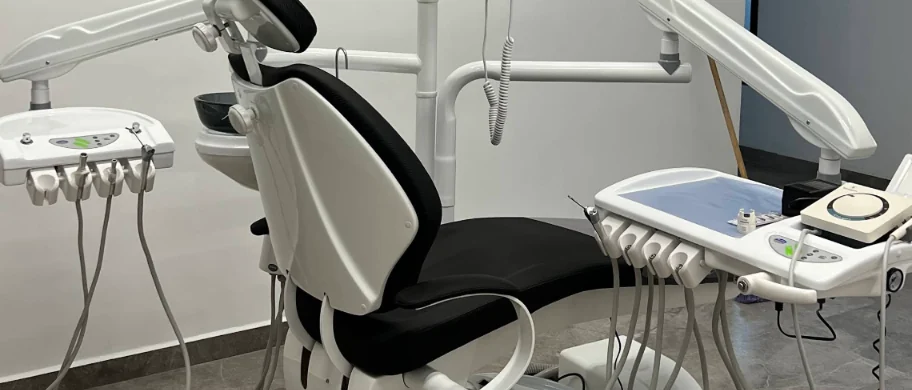 Unidad dental moderna en el consultorio de EndoBio Clínica Dental