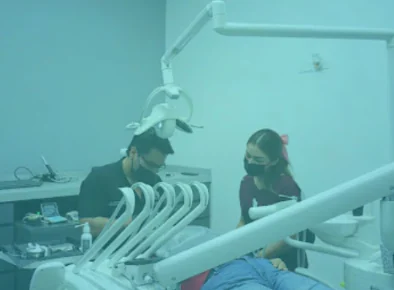 El equipo de EndoBio atendiendo a un paciente en la unidad dental