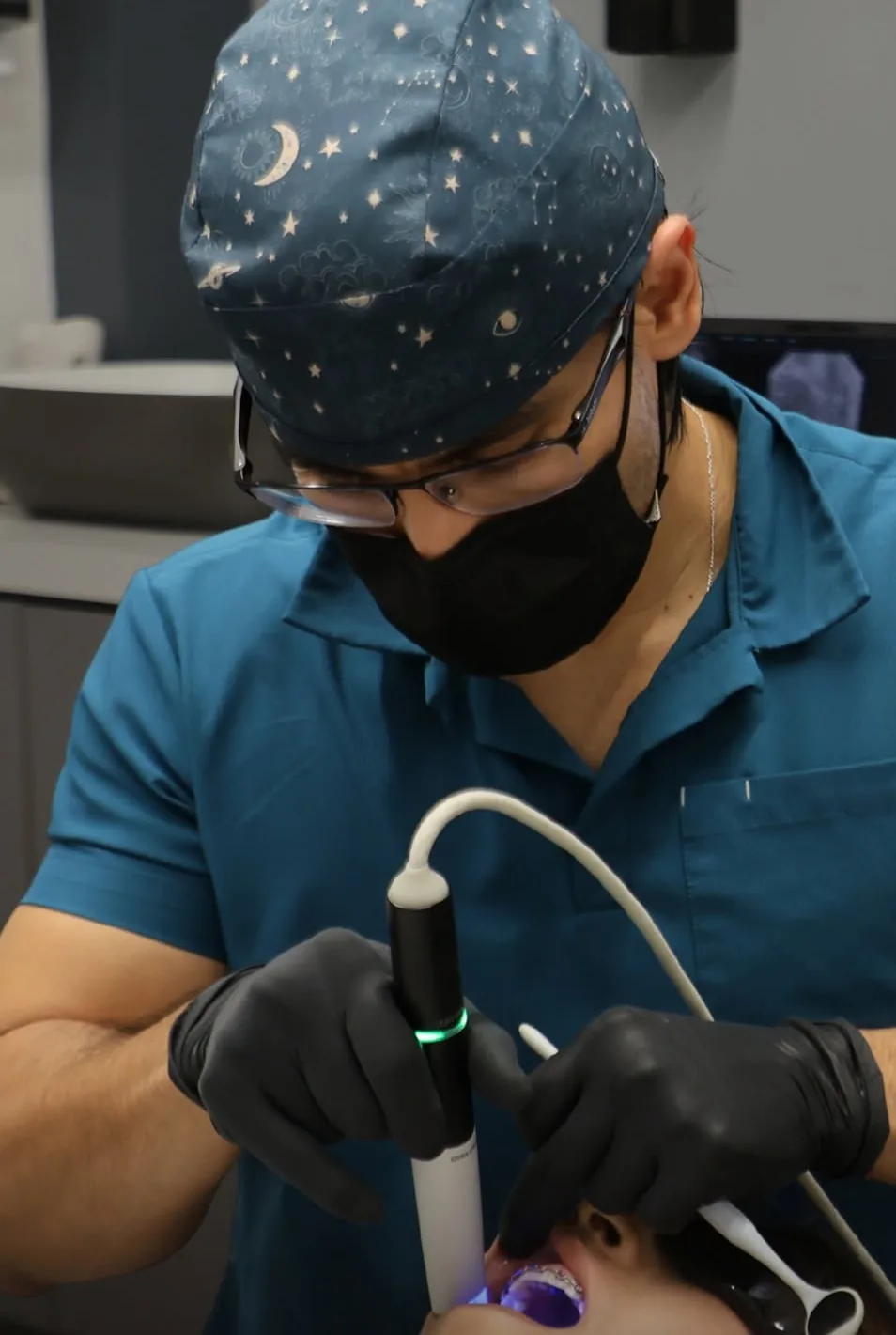 El Dr. Jasiel Márquez Galván utilizando tecnología digital durante la atención a una paciente